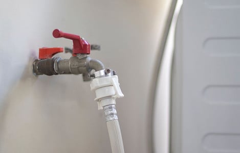 Vue sur le raccord de tuyau d'eau pour la machine à laver