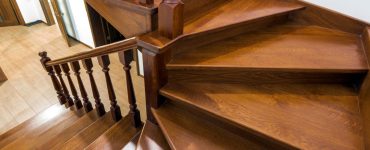 Gros plan sur des escaliers en bois