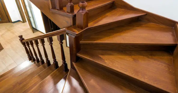 Gros plan sur des escaliers en bois