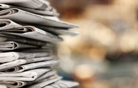 Focus sur une pile de journaux pliés