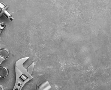 Différents types de clés de serrage posés sur une surface plane