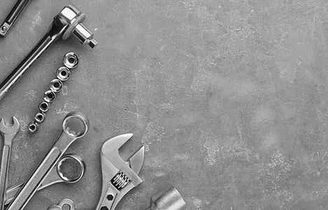 Différents types de clés de serrage posés sur une surface plane