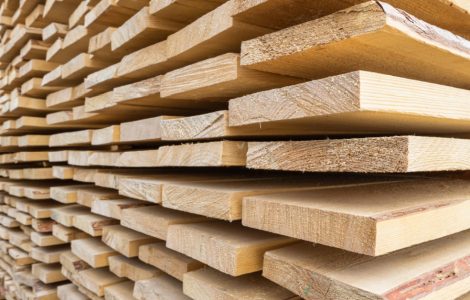 Plusieurs planches de bois empilées les unes sur les autres