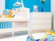 Une chambre bébé tout en couleur avec des jouets sur un tapis blanc