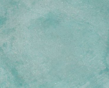 Un sol en enduit bleu turquoise
