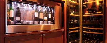 Des réfrigérateurs avec des bouteilles de vin dans une cave