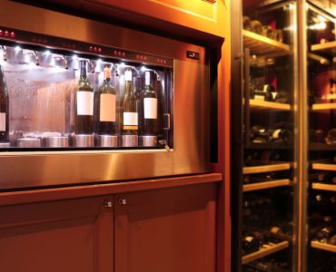 Des réfrigérateurs avec des bouteilles de vin dans une cave
