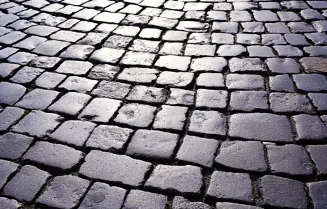 Zoom sur une allée pavée
