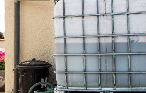 Une cuve de récupération d’eau de pluie fixée par des cadres en métal