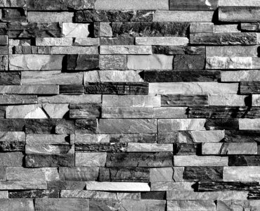Un mur de blocs de pierre noirs et gris