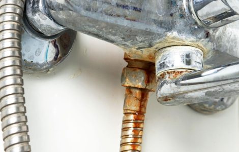 Un tuyau rouillé dans la salle de bain