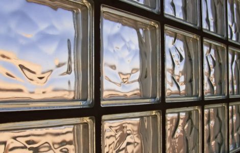 Un mur en briques de verre