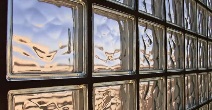 Un mur en briques de verre