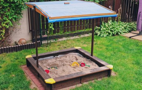 Bac à sable pour enfants avec toit dans le jardin