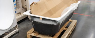 Baignoire blanche sur une palette en bois dans un magasin