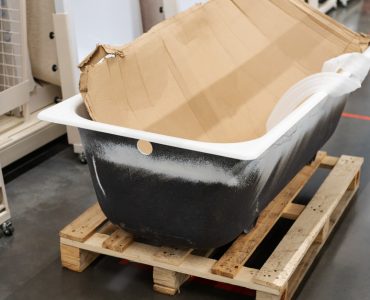 Baignoire blanche sur une palette en bois dans un magasin
