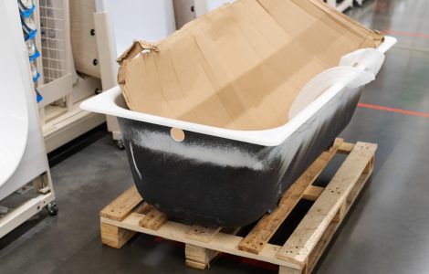 Baignoire blanche sur une palette en bois dans un magasin
