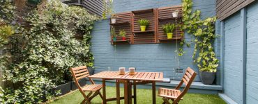 Chaises et table de jardin en bois dans l'arrière-cour