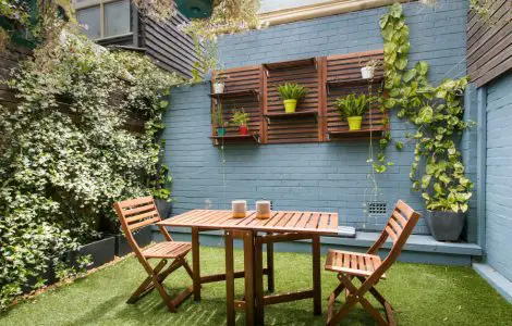 Chaises et table de jardin en bois dans l'arrière-cour