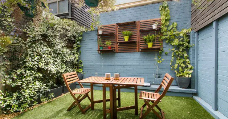 Chaises et table de jardin en bois dans l'arrière-cour