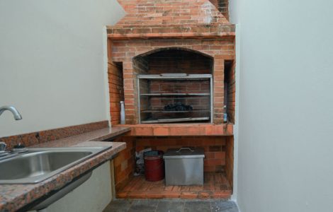 Coin cuisine et barbecue en briques rouges