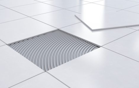 Un carreau enlevé sur un sol carrelé blanc