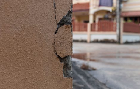 Focus sur un angle de mur cassé