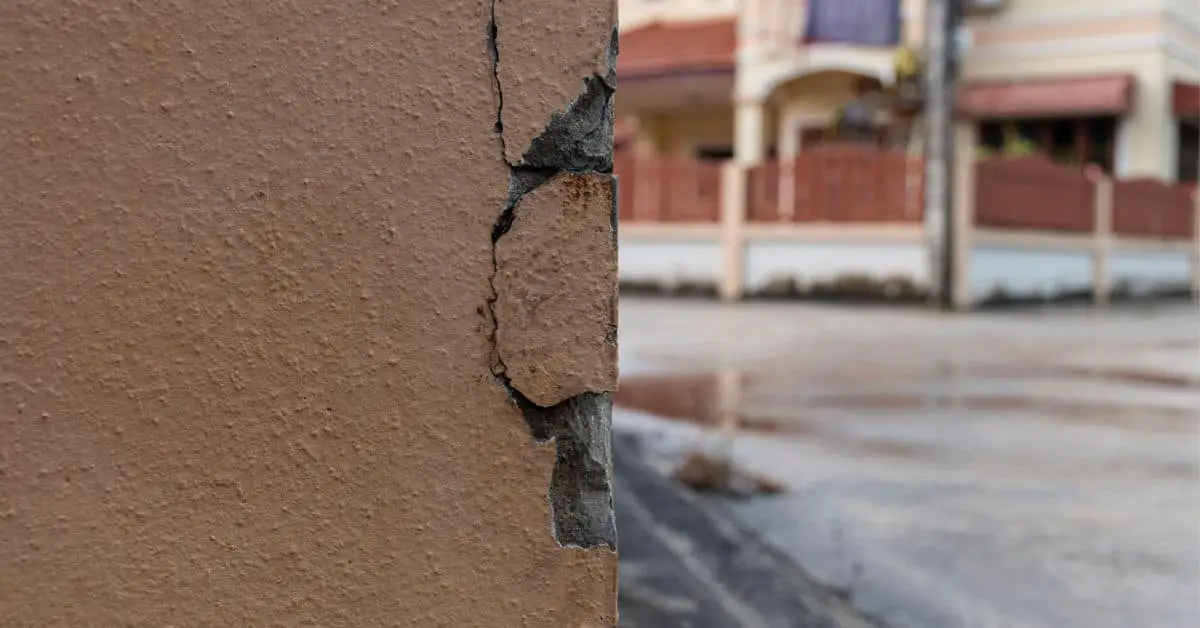 Focus sur un angle de mur cassé