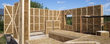 Construction des murs d'une maison en paille