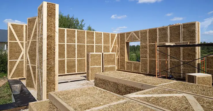Construction des murs d'une maison en paille