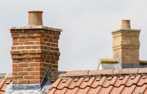 Vue sur des cheminées en briques sur une toiture en tuiles