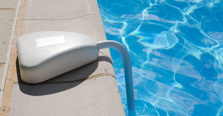 Une alarme de la piscine placée sau bord d'une piscine