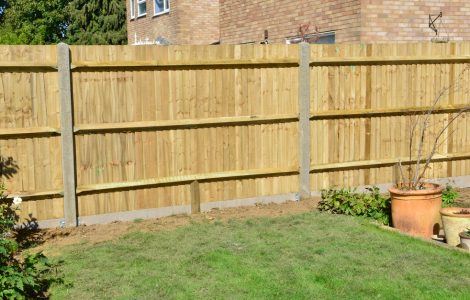 Une clôture de jardin en bois clair