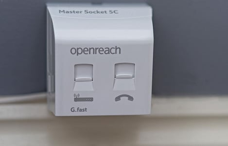 Zoom sur une prise téléphonique fixé au mur