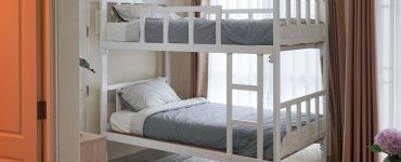 Une chambre avec lit superposé près de la fenêtre