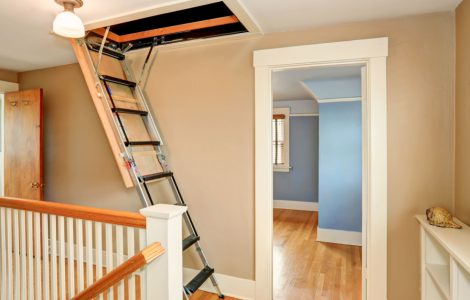 Vue sur le couloir avec une échelle de grenier dépliée