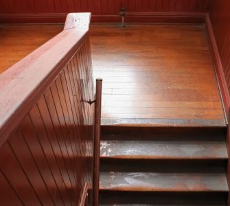 Vue d’en haut sur l’escalier intérieur en bois d’une maison