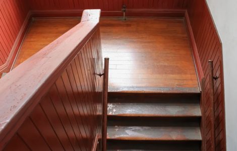 Vue d’en haut sur l’escalier intérieur en bois d’une maison