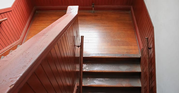 Vue d’en haut sur l’escalier intérieur en bois d’une maison