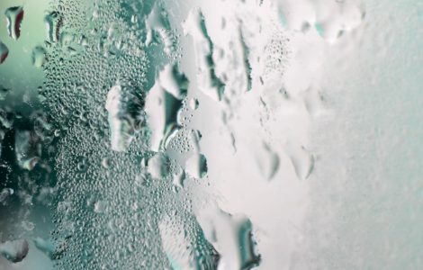 Des gouttelettes d’eau sur un miroir