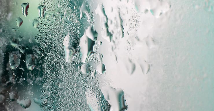 Des gouttelettes d’eau sur un miroir