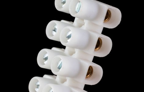 Domino électrique blanc sur fond noir