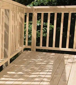 Une terrasse en bois clair