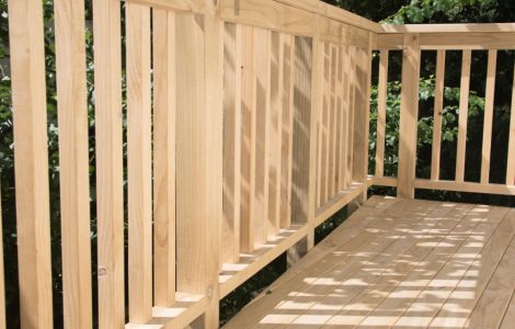 Une terrasse en bois clair
