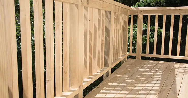 Une terrasse en bois clair
