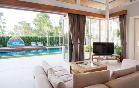 Un salon bien aéré avec vue sur la piscine extérieure