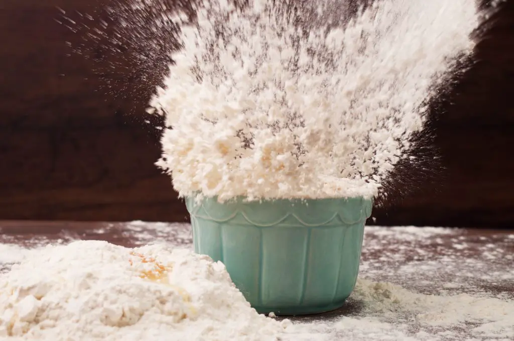 À base de farine de blé ou de seigle, cette recette naturelle de colle à papier peint est non polluante