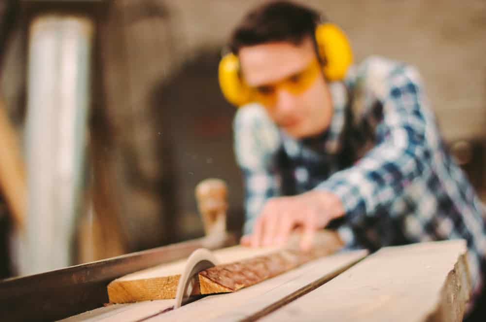 Ce modèle de scie circulaire est montée sous une table (le plateau) et c'est la pièce à découper qui vient glisser vers elle de manière précise grâce à un système de guide