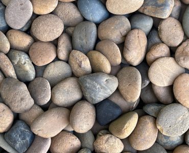 Plusieurs galets naturels sur le sol