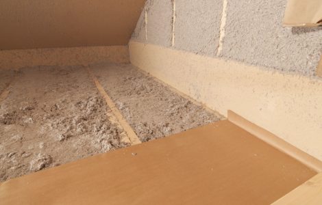 Isolation en laine installée sous la toiture d'une maison